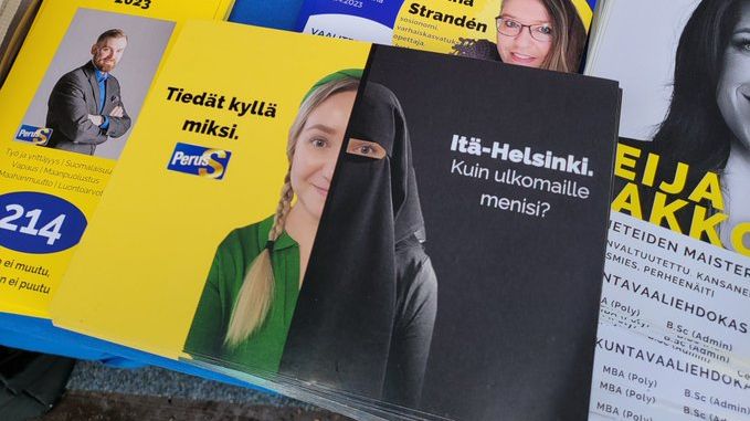 Ve Finsku před volbami vyvolal rozruch plakát vnímaný jako rasistický